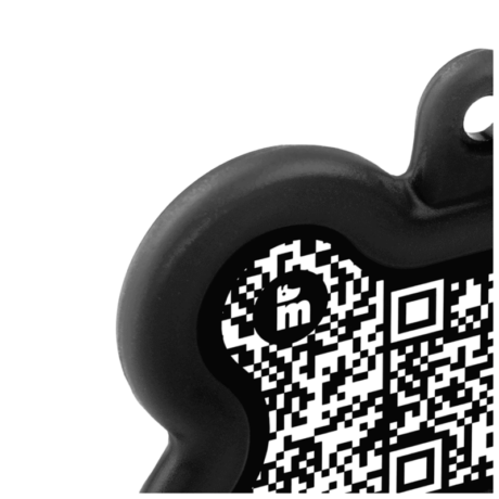 La placa Hushtag Plus: tu aliada en caso de pérdida Imagina esta situación: tu mascota se ha perdido y está lejos de casa. Pero no te preocupes, ¡la placa Hushtag Plus está ahí para ayudar! Gracias a su sistema de identificación doble, cualquier persona que encuentre a tu mascota podrá contactarte de inmediato, ya sea escaneando el código QR o leyendo el grabado. ¡Volveréis a estar juntos en un abrir y cerrar de ojos!