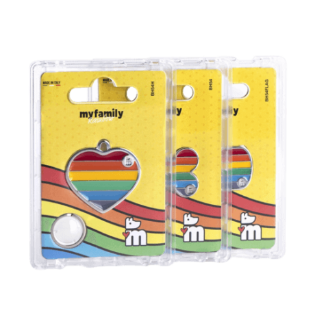 Placa Rainbow Hueso: Diseño y calidad en un solo accesorio Estilo único: Con su diseño de hueso y sus colores vibrantes, la placa Rainbow es un accesorio moderno y original que refleja la personalidad de tu perro. Artesanía italiana: Fabricada a mano en Italia con materiales de alta calidad, esta placa es duradera y resistente al desgaste. Personalización: La parte trasera de la placa se puede grabar con la información que desees, ya sea el nombre de tu perro, tu número de teléfono o cualquier otro dato relevante. Fácil de colocar: Equipada con un práctico anillo, la placa se puede enganchar fácilmente al collar de tu perro. Diseño exclusivo MyFamily: La placa Rainbow lleva el logo de MyFamily, una marca reconocida por su calidad y diseño en accesorios para mascotas.