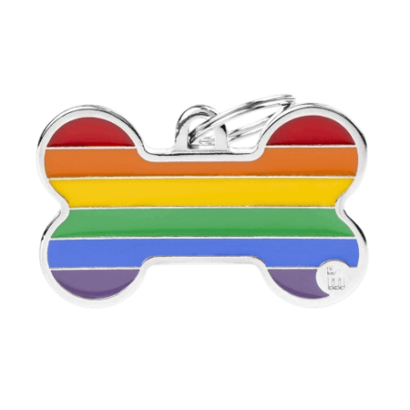 Placa Rainbow Hueso: Diseño y calidad en un solo accesorio Estilo único: Con su diseño de hueso y sus colores vibrantes, la placa Rainbow es un accesorio moderno y original que refleja la personalidad de tu perro. Artesanía italiana: Fabricada a mano en Italia con materiales de alta calidad, esta placa es duradera y resistente al desgaste. Personalización: La parte trasera de la placa se puede grabar con la información que desees, ya sea el nombre de tu perro, tu número de teléfono o cualquier otro dato relevante. Fácil de colocar: Equipada con un práctico anillo, la placa se puede enganchar fácilmente al collar de tu perro. Diseño exclusivo MyFamily: La placa Rainbow lleva el logo de MyFamily, una marca reconocida por su calidad y diseño en accesorios para mascotas.