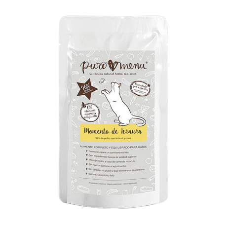 Beneficios para la salud de tu gato Puromenu Menú Momento Ternura BIO (Pollo) ofrece numerosos beneficios para la salud de tu gato: Nutrición completa y equilibrada: Proporciona todos los nutrientes esenciales que tu gato necesita para una vida sana y activa. Alta digestibilidad: Los ingredientes naturales y de alta calidad son fáciles de digerir, lo que favorece una buena absorción de los nutrientes. Salud digestiva: La fibra presente en el brócoli y otros ingredientes contribuye a una digestión saludable y previene problemas intestinales. Piel y pelaje saludables: Los ácidos grasos esenciales y las vitaminas presentes en la receta ayudan a mantener la piel sana y el pelaje brillante. Fortalecimiento del sistema inmunológico: Los antioxidantes y otros nutrientes presentes en los ingredientes refuerzan el sistema inmunológico y protegen contra enfermedades. Salud del tracto urinario: El alto contenido de humedad de la comida húmeda favorece la hidratación y la salud del tracto urinario. Control del peso: La receta está formulada para ayudar a mantener un peso saludable en gatos adultos. Apto para gatos con sensibilidad alimentaria: La ausencia de cereales y gluten lo convierte en una opción ideal para gatos con alergias o intolerancias alimentarias. Lo que ves es lo que hay Puromenu Menú Momento Ternura BIO (Pollo) se caracteriza por su transparencia en cuanto a los ingredientes. La receta se basa en ingredientes naturales y de alta calidad, sin aditivos artificiales, conservantes, aromas ni azúcares añadidos. Recomendación de alimentación La cantidad de alimento recomendada puede variar según la edad, la raza, el nivel de actividad y el peso de tu gato. Consulta la tabla de alimentación en el envase para obtener una guía más precisa. Recuerda que siempre debe haber agua fresca y limpia disponible para tu gato. ¡Cuida la salud de tu gato con Puromenu Menú Momento de Ternura BIO (Pollo)! Este alimento natural y completo es la elección perfecta para aquellos que buscan lo mejor para sus gatos. ¡Ofrece a tu gato una nutrición inspirada en la naturaleza y disfruta de su bienestar!