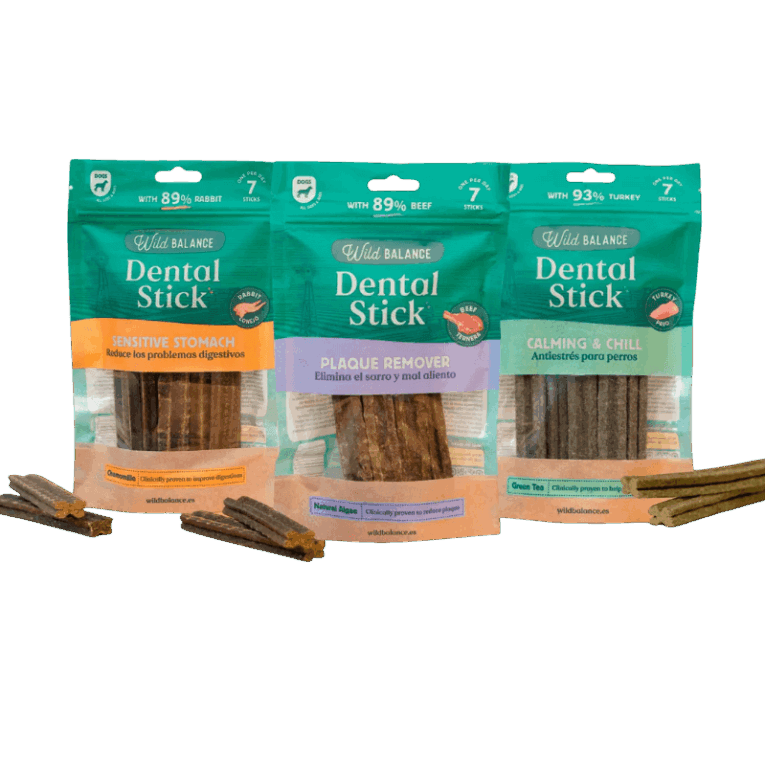 Tres bolsas de sticks dentales Wild Balance para perros: Conejo (Sensitive Stomach, 89% Conejo), Ternera (Plaque Remover, 89% Ternera) y Pavo (Calming & Chill, 93% Pavo).