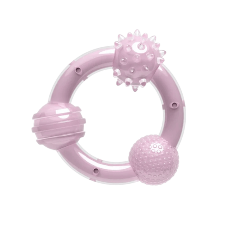 Materiales duraderos: La combinación de nylon rígido y TPR (caucho termoplástico) garantiza una larga duración, incluso para los masticadores más intensos. Aromas irresistibles: Disponibles en una variedad de aromas deliciosos como bacon, pollo, coco y menta, que estimulan el instinto natural de tu perro. Diseño variado: Ofrecemos una amplia gama de formas y texturas para adaptarse a las preferencias de cada perro. Seguridad: Fabricados con materiales no tóxicos y libres de BPA, garantizando la seguridad de tu mascota. Fácil limpieza: Se pueden limpiar fácilmente con agua y jabón.