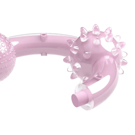 Materiales duraderos: La combinación de nylon rígido y TPR (caucho termoplástico) garantiza una larga duración, incluso para los masticadores más intensos. Aromas irresistibles: Disponibles en una variedad de aromas deliciosos como bacon, pollo, coco y menta, que estimulan el instinto natural de tu perro. Diseño variado: Ofrecemos una amplia gama de formas y texturas para adaptarse a las preferencias de cada perro. Seguridad: Fabricados con materiales no tóxicos y libres de BPA, garantizando la seguridad de tu mascota. Fácil limpieza: Se pueden limpiar fácilmente con agua y jabón.