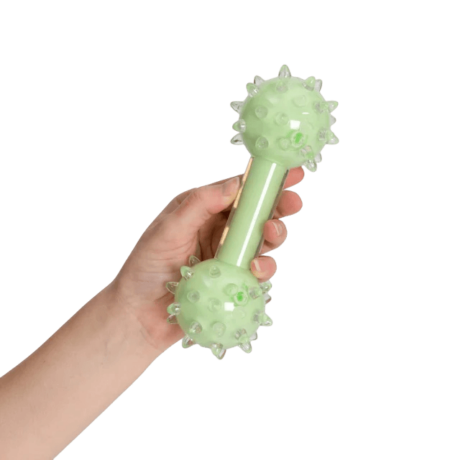 Materiales duraderos: La combinación de nylon rígido y TPR (caucho termoplástico) garantiza una larga duración, incluso para los masticadores más intensos. Aromas irresistibles: Disponibles en una variedad de aromas deliciosos como bacon, pollo, coco y menta, que estimulan el instinto natural de tu perro. Diseño variado: Ofrecemos una amplia gama de formas y texturas para adaptarse a las preferencias de cada perro. Seguridad: Fabricados con materiales no tóxicos y libres de BPA, garantizando la seguridad de tu mascota. Fácil limpieza: Se pueden limpiar fácilmente con agua y jabón.